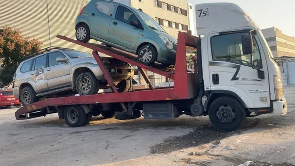 רכב שהועלה בבטחה על גרר