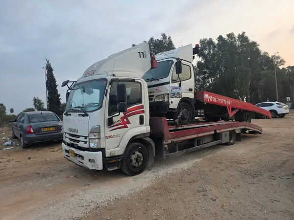 צוות גרר אזולאי במהלך חילוץ