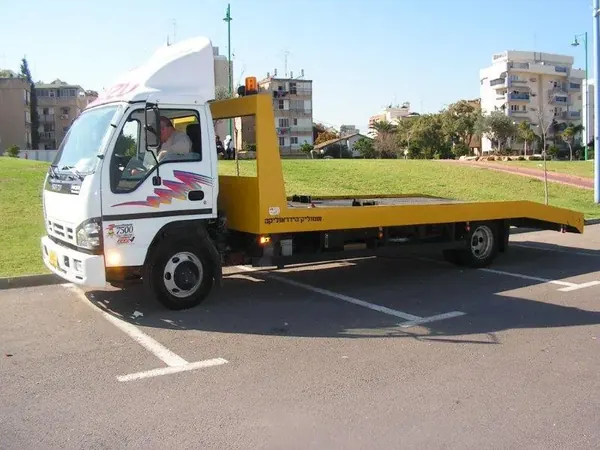 חילוץ רכב באמצעות משאית גרר