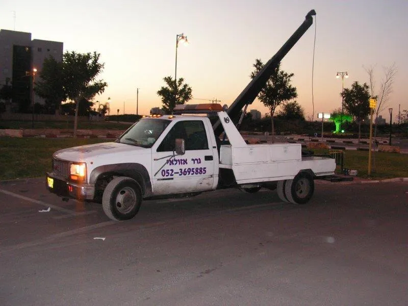 גרר אזולאי | שירותי גרירה וחילוץ 24/7 במרכז | חילוץ שטח ורכב כבד